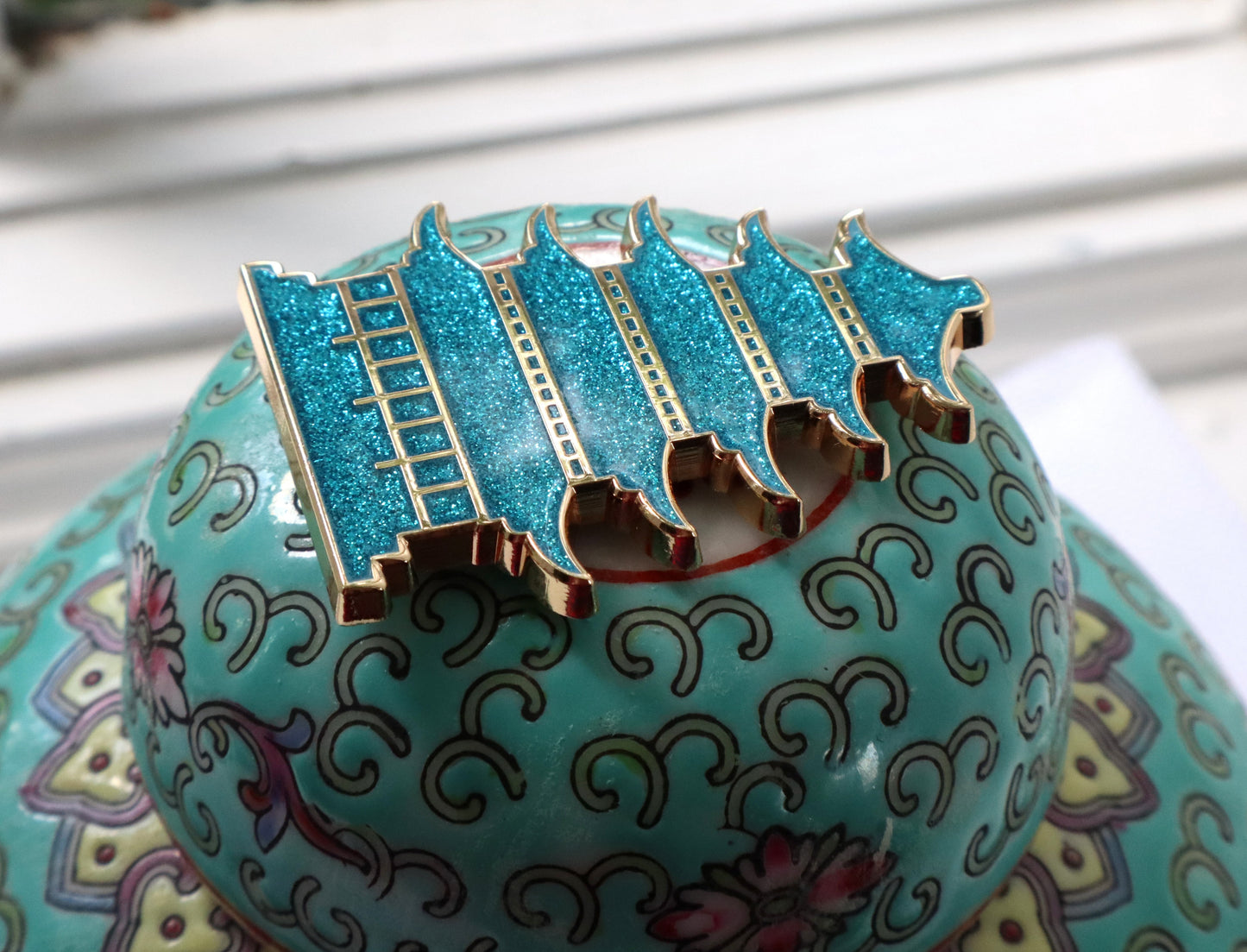 Blue Glitter Pagoda Needle Minder (Large)