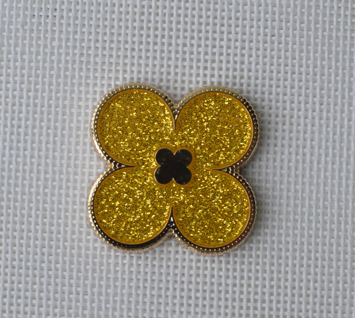 Gold Glitter Clover Needle Minder
