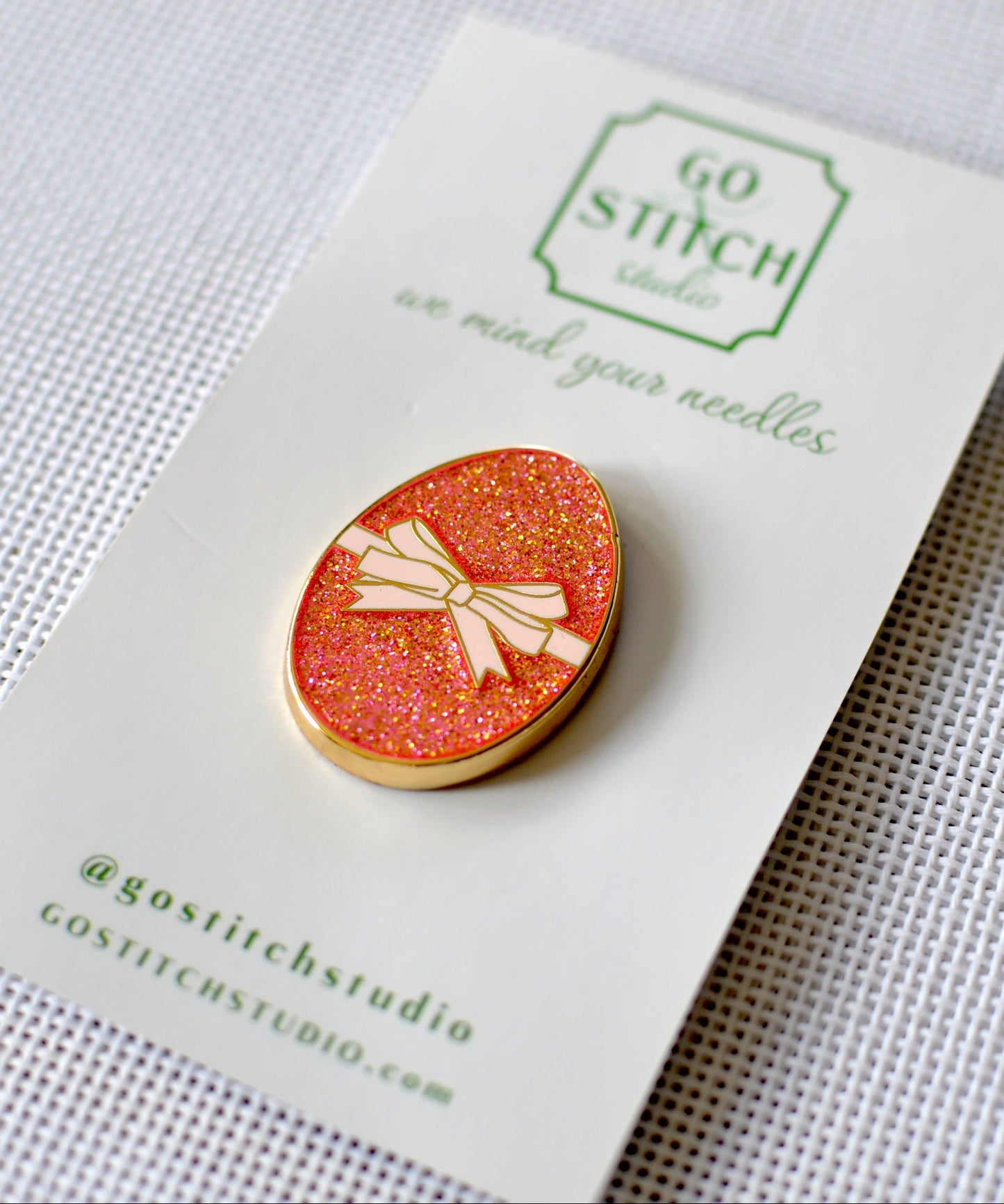 Blue Royale Glitter Egg Needle Minder (Pink version available in stores)