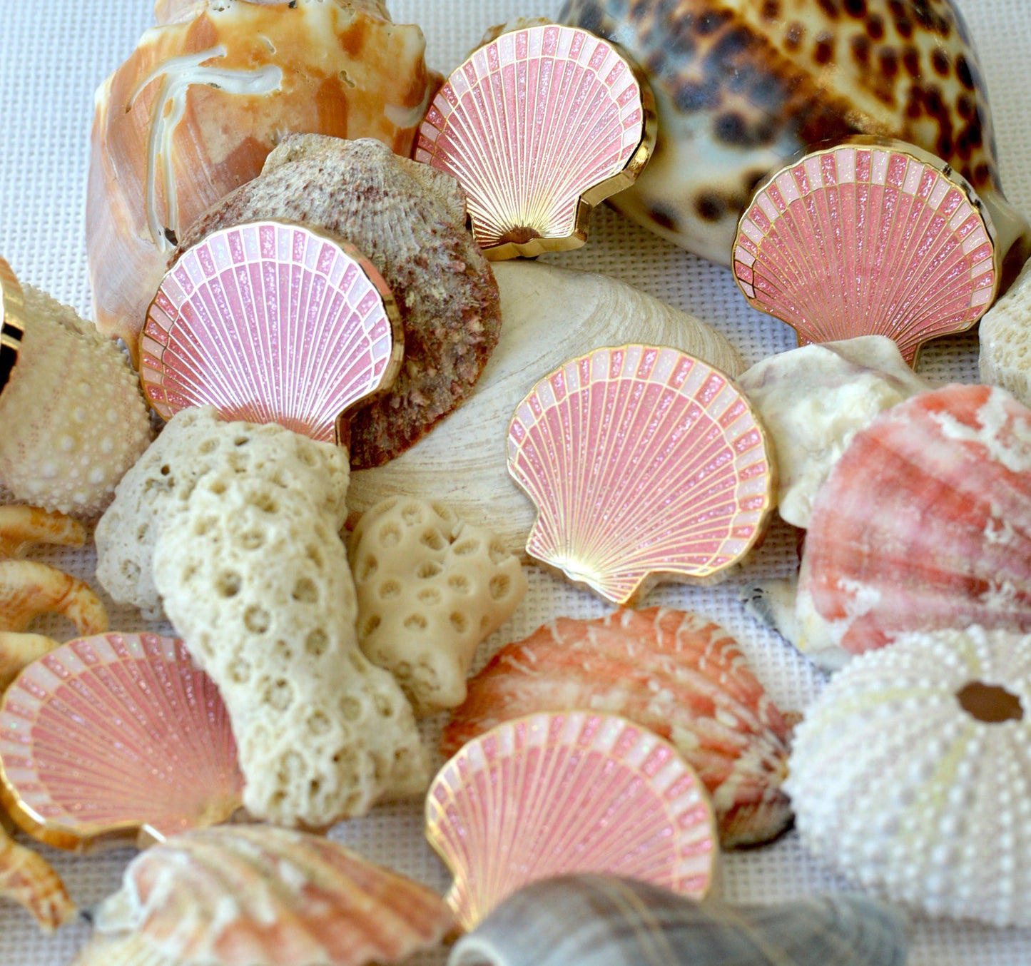 Wholesale Pink Glitter Scallop Shell Needle Minder
