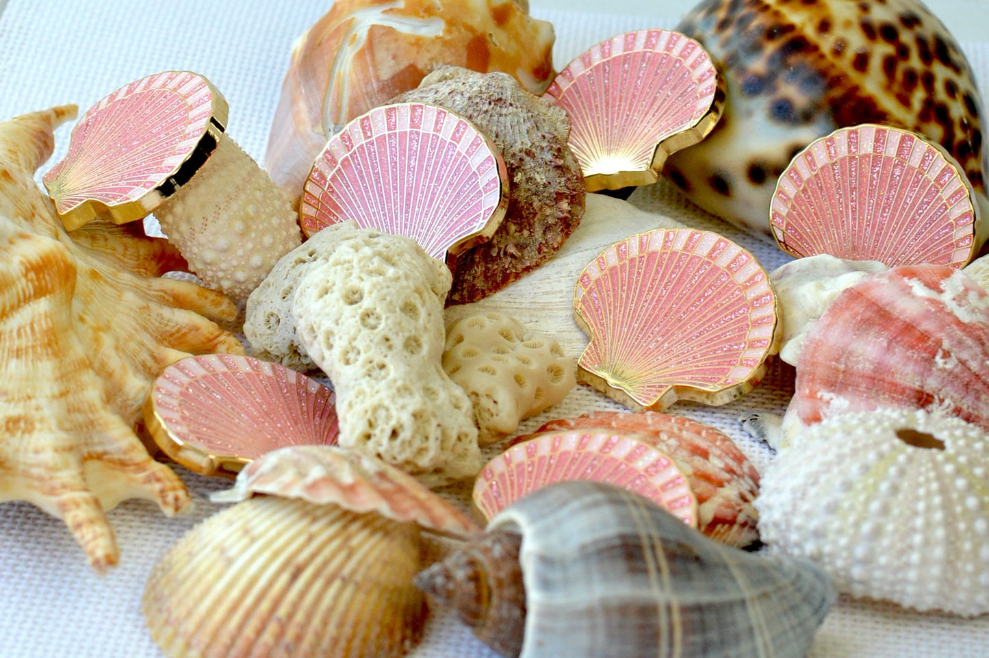Wholesale Pink Glitter Scallop Shell Needle Minder